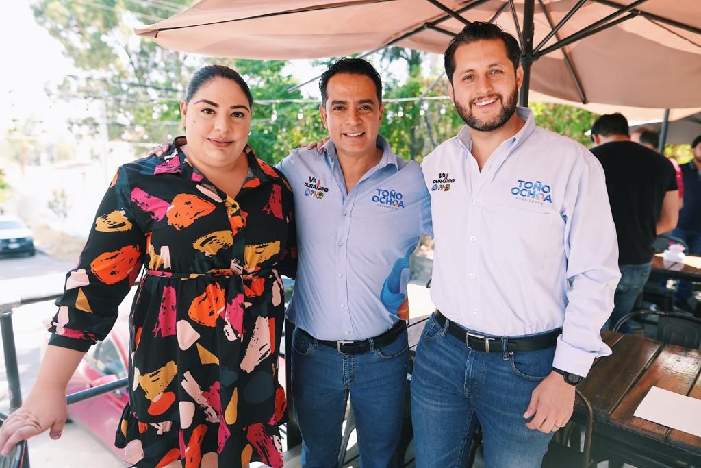 CenitNoticias's tweet photo. Jóvenes de @MovCiudadanoDgo se suman al #Team8A Llaman a emplear el voto útil a favor de @josejoseantonio
Sonia Avilés y @AntonioMierG fueron candidatos a diputados por MC ahora deciden apoyar el proyecto de Toño Ochoa para la Presidencia Municipal. https://t.co/28QOXvozSs