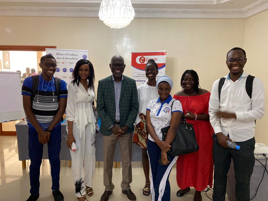 BmcInnovateur's tweet photo. [THREAD] Journée d'échange avec  reporters sans frontières @RSF_Africa à @ejicomschool.
Une rencontre portant sur le classement mondial de la liberté de la presse. Dans la classification les pays anglophones sont plus libres que ceux francophones .
#journalisme https://t.co/mDdCweCE6Z