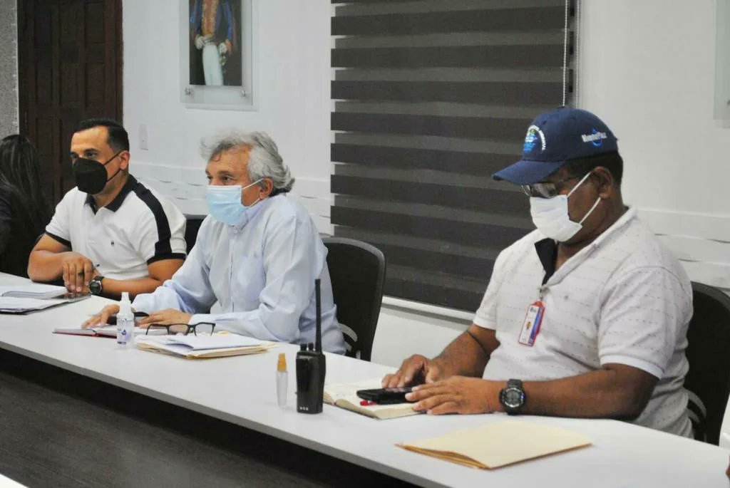 Nos encontramos planificando la agenda concreta de acción para seguir el trabajo permanente en cada uno de los 15 municipios del estado Guárico. Desde aquí revisamos todas las áreas para atender las necesidades de nuestro pueblo.

¡No descansamos, vamos pa'lante!