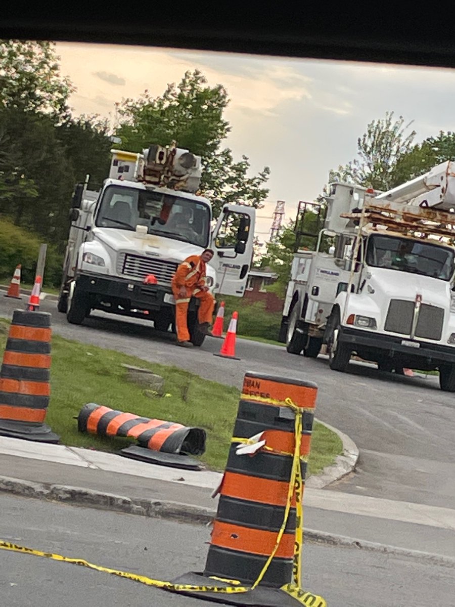 ewen13_mc's tweet photo. @hydroottawa working hard on Merivale I see?! https://t.co/Z5GXxV9MDR