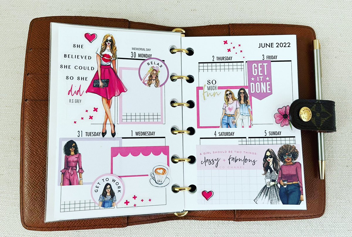 Louise_OTR's tweet photo. Next week’s layout in my Agenda PM 💞Feeling a little girly with the Rongrong girls!
#PlanWithLui #HappyPlanner #RongRongGirls #Plannergirl #PlanNerd https://t.co/jGparci7Mf