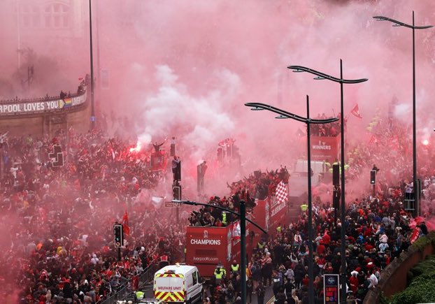 Si può perdere un campionato per 1 punto e una finale di #ChampionsLeague dominata. Ma la passione no, quella non perde mai! 
Capita così che dopo la delusione di Parigi, 500.000 tifosi del #LFC abbiano detto GRAZIE per una stagione straordinaria!
AMORE ❤️ #YNWA 

#LFCParade