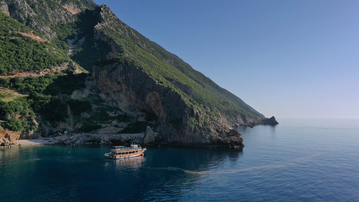 Hatay'ın Yayladağı ilçesi sınırlarında yer alan Karamağara koyu, mavi ile yeşili buluşturan doğası, manzarası ve deniziyle turistlerin uğrak yeri haline geldi.