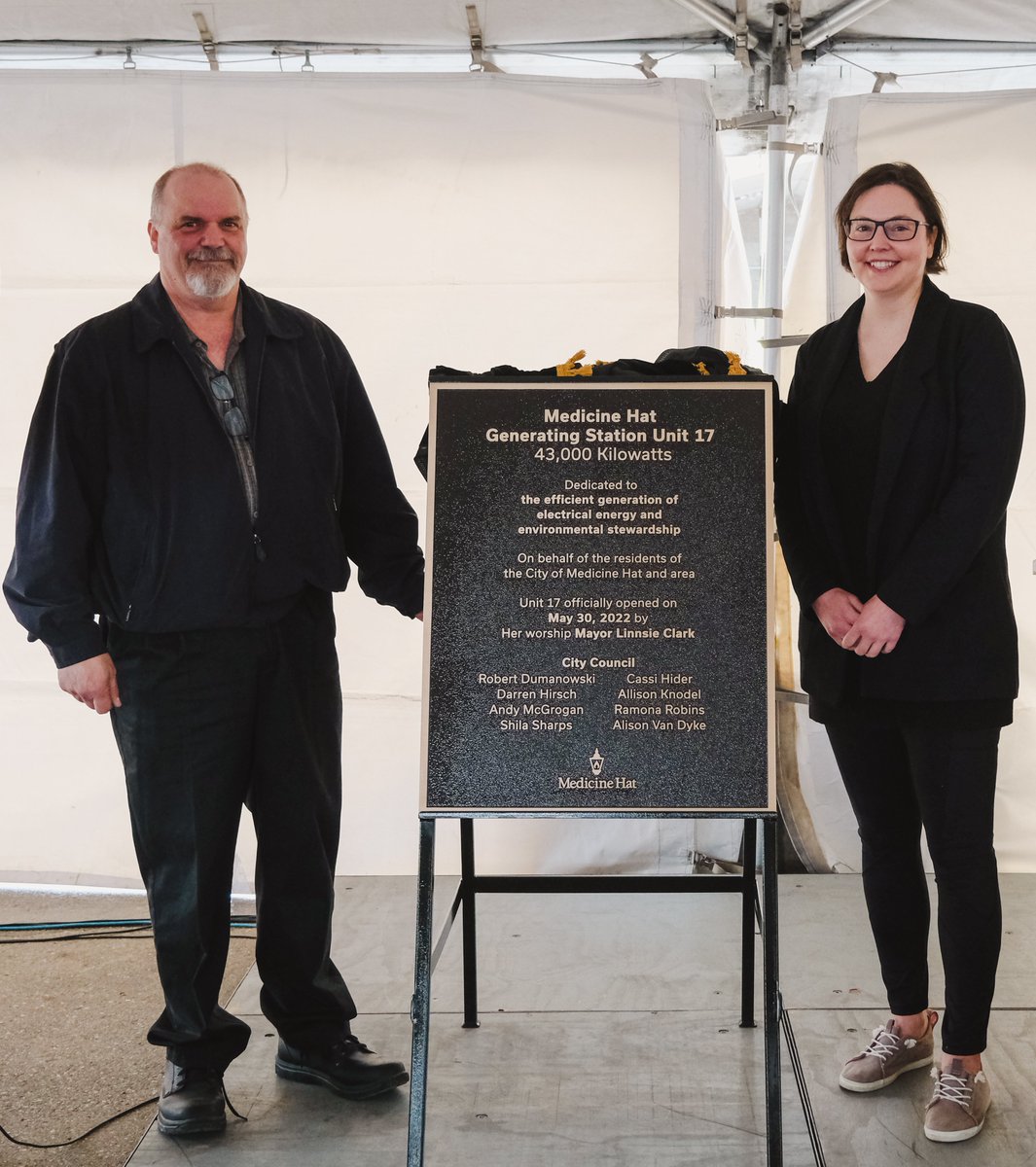 medicinehatcity's tweet photo. Unit 17 is officially online! Dignitaries and invited guests celebrated the grand opening of Medicine Hat newest power generation plant on site this morning.
https://t.co/RXOvokerlP
#thefutureofpower #unit17 #powergeneration #itselectric #electricity https://t.co/FXfFeHrT70