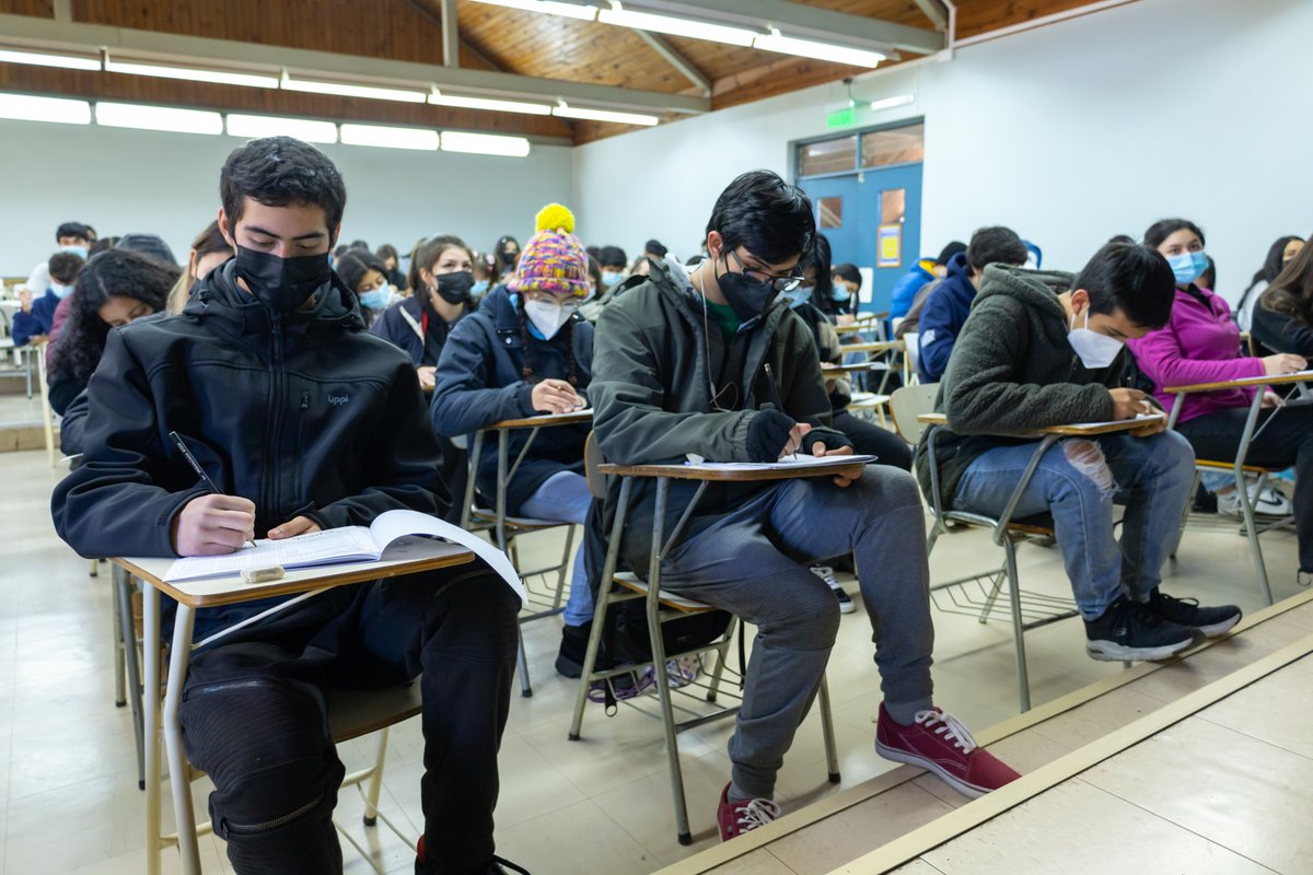 AdmisionUfro's tweet photo. #EnsayoPAES 📚| Alrededor de 1.000 estudiantes de cuarto medio👩🏻🎓👨🏻🎓 y egresadas y egresados de cuarto medio rindieron el 1° Ensayo PAES de UFRO con CPECH ✏️. #UFRO #CPECH #Temuco https://t.co/WXnfd2XoWG