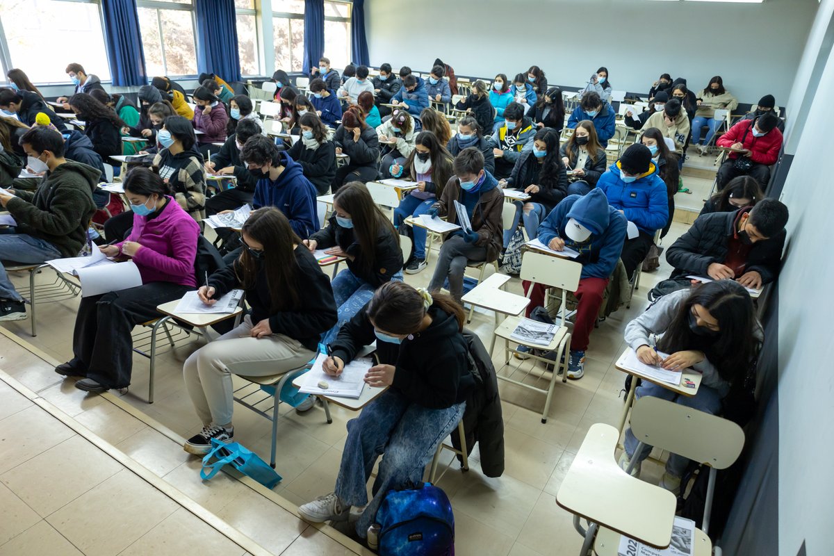 AdmisionUfro's tweet photo. #EnsayoPAES 📚| Alrededor de 1.000 estudiantes de cuarto medio👩🏻🎓👨🏻🎓 y egresadas y egresados de cuarto medio rindieron el 1° Ensayo PAES de UFRO con CPECH ✏️. #UFRO #CPECH #Temuco https://t.co/WXnfd2XoWG