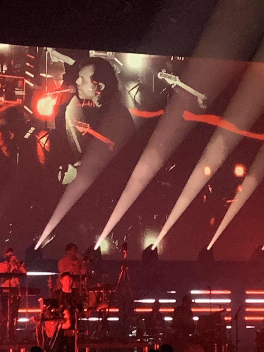 <a href="/Mattberninger/">Matt Berninger</a> <a href="/TheNational/">The National</a> électrisent <a href="/sallepleyel/">Salle Pleyel</a> lors de leur concert parisien de ce soir. Superbe show ! #TerribleLove #TheNationalTour2022