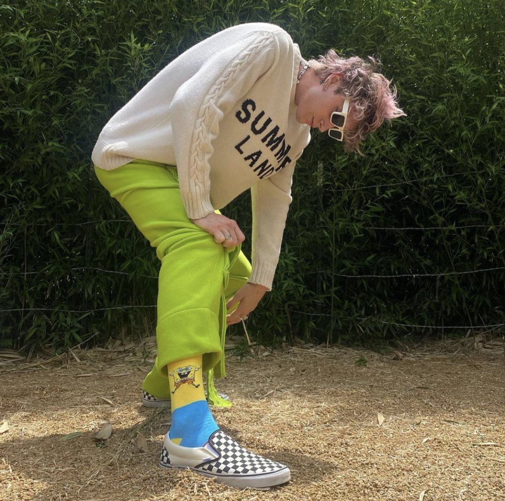 LPhybridtheory's tweet photo. Machine Gun Kelly wearing Spongebob socks is superior https://t.co/PmctZHAYjj