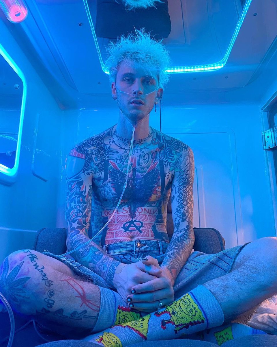 LPhybridtheory's tweet photo. Machine Gun Kelly wearing Spongebob socks is superior https://t.co/PmctZHAYjj