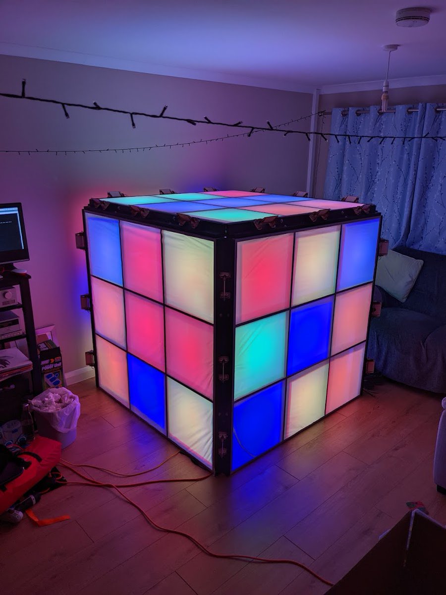giant_cube's tweet photo. I'm currently hanging out in someone's living room. It's cosy here, but I long to be in the field! https://t.co/e3yf1WDo64