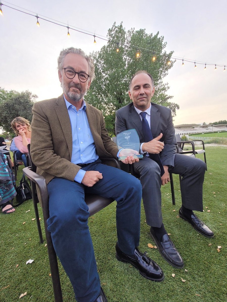 rodolfoprimar's tweet photo. Le toca el turno de los #11magníficos de @vivirelvino_ al mejor #generoso para #Solear de @barbadillo por su #manzanilla Bicentenario, premio recogido por Nacho Moran, para un #vino inmejorable en un entorno inmejorable en @HipodromoMadrid (Manzanilla de Sanlúcar de Barrameda) https://t.co/3xPG7Q2RbB