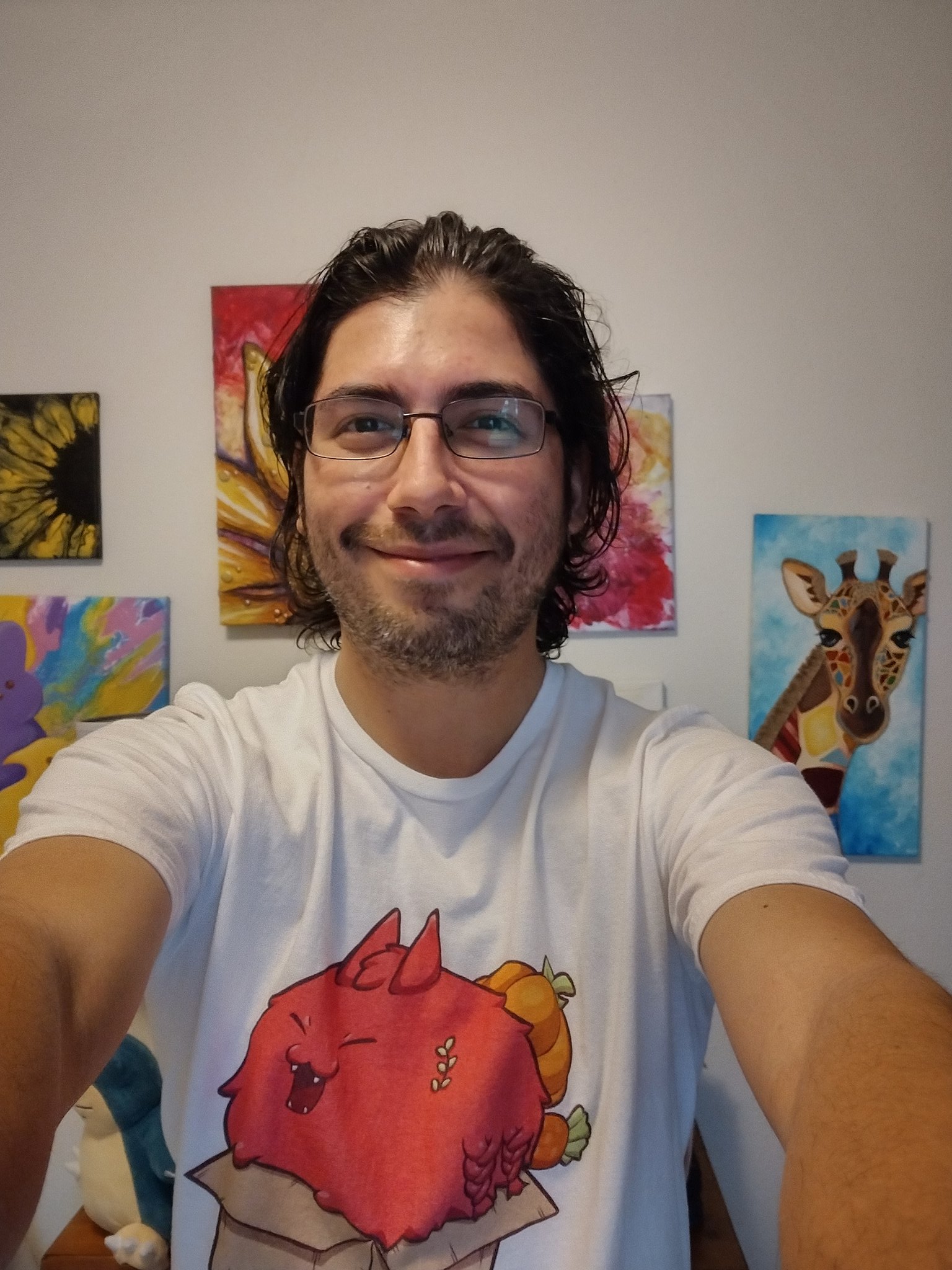 RT AxieNoob: @AxieArtGallery #Axieselfiecontest #AxieMondaySelfie Repping the @BigYakAxieClub with this beautiful T-shirt by the talented @GhazelfCarrot 🤗 [twitter.com] [pbs.twimg.com]