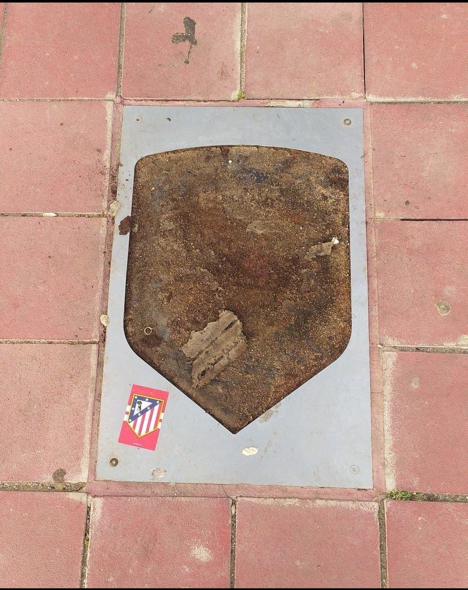 BlackInSport's tweet photo. Torcedores  do Atlético  de Madrid  retiraram a placa de Courtois do estádio  do clube 

Informação  inútil  do dia ✅🗞 https://t.co/vlutUslYHJ
