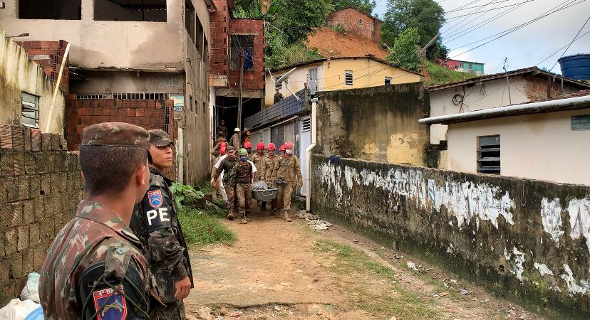 g1pernambuco's tweet photo. Sobe para 93 número de mortes confirmadas no Grande Recife por causa das chuvas https://t.co/YWpsyPdnai #g1 https://t.co/Sz70DPE9fI