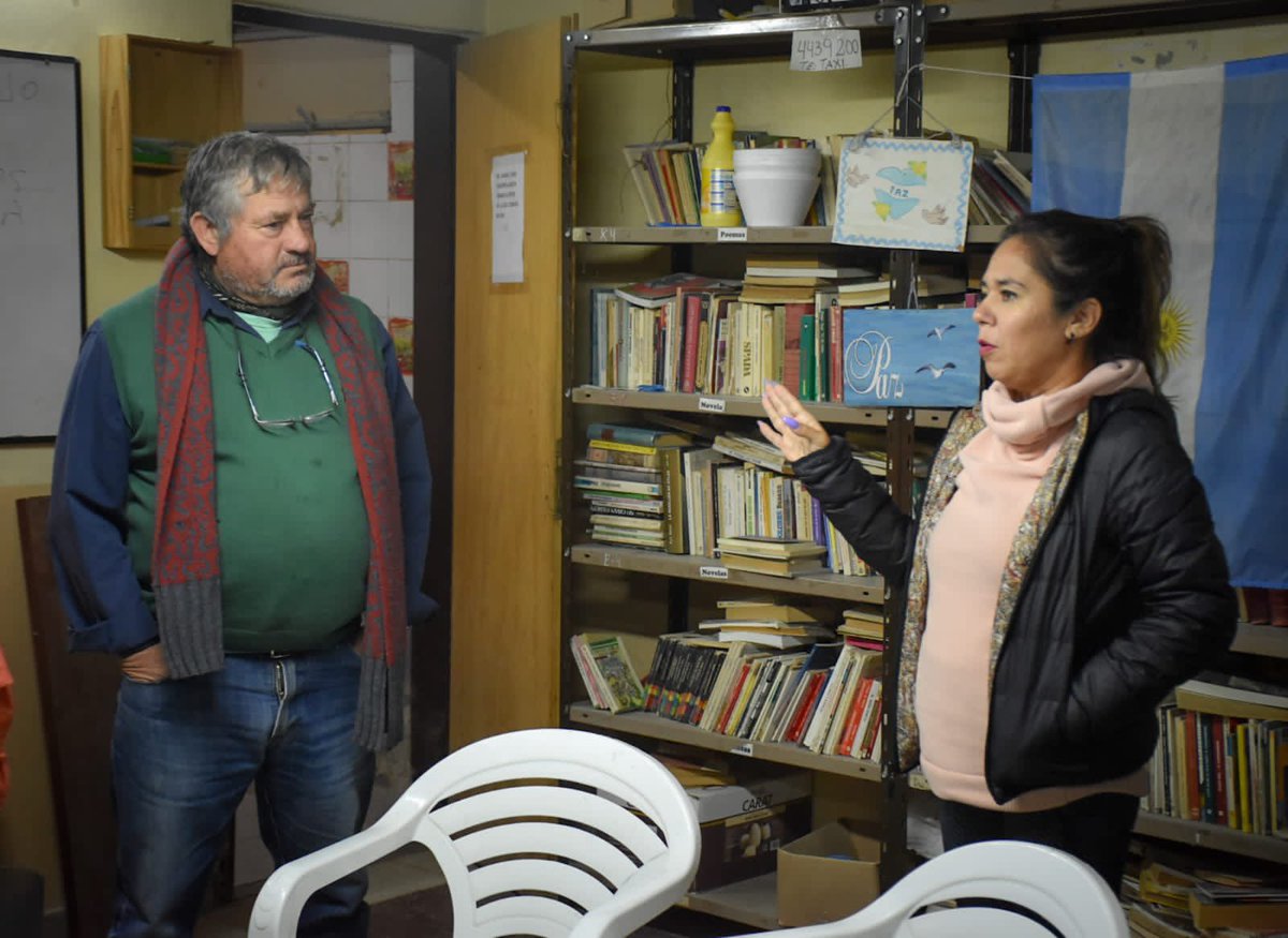 tatyanaale's tweet image. Hoy me reuní con el presidente de la vecinal del barrio Sarmiento de Trelew, Mario Díaz, con la titular de la Fundación Panal Patagonia, Claudia Barría y con representantes de la Cooperativa de Trabajo “16 de Mayo”.