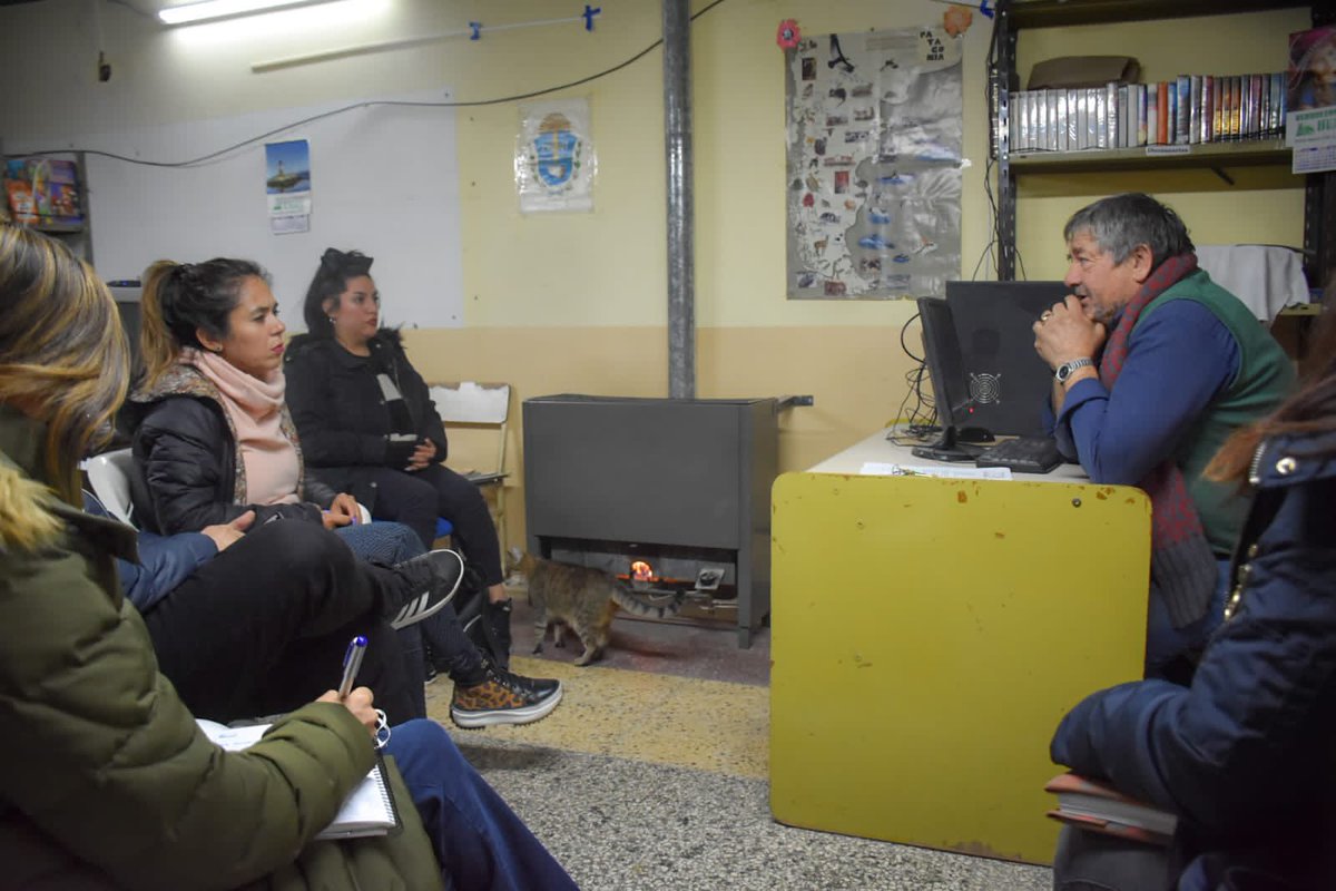 tatyanaale's tweet image. Hoy me reuní con el presidente de la vecinal del barrio Sarmiento de Trelew, Mario Díaz, con la titular de la Fundación Panal Patagonia, Claudia Barría y con representantes de la Cooperativa de Trabajo “16 de Mayo”.