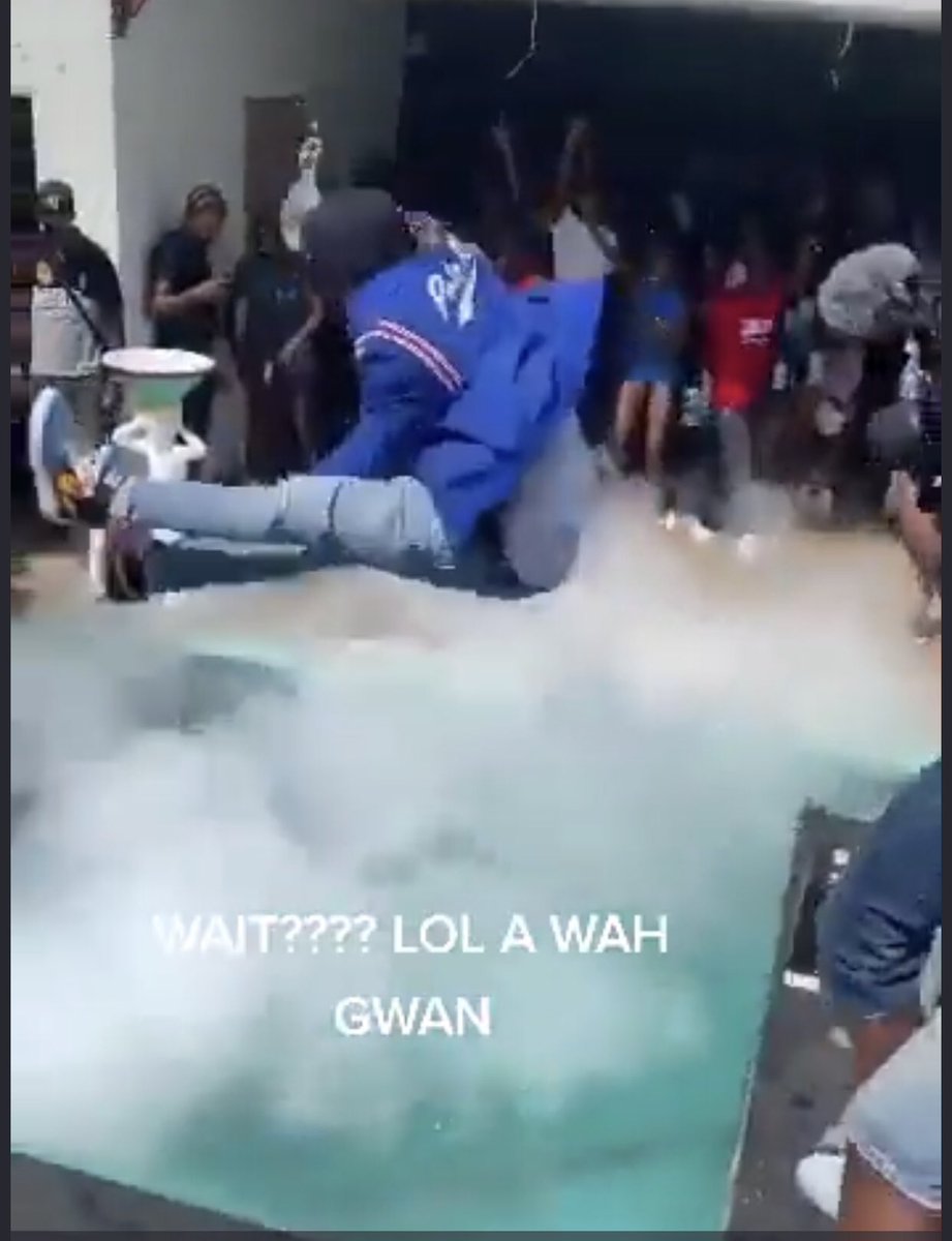 Juve1XO's tweet image. Parents : “ So you will follow everything yuh friends doing awah” 

Me: