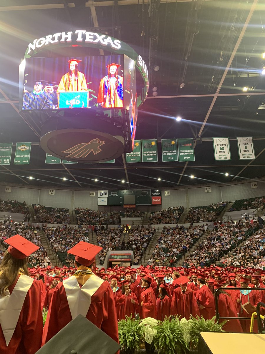ChantellUpshaw's tweet photo. @Marcus_HS Class of 2022 are off to new places ๐ what a great group of young ladies and young men! #marcuspride #excellence #Classof2022 https://t.co/dUSfJq7Rqo
