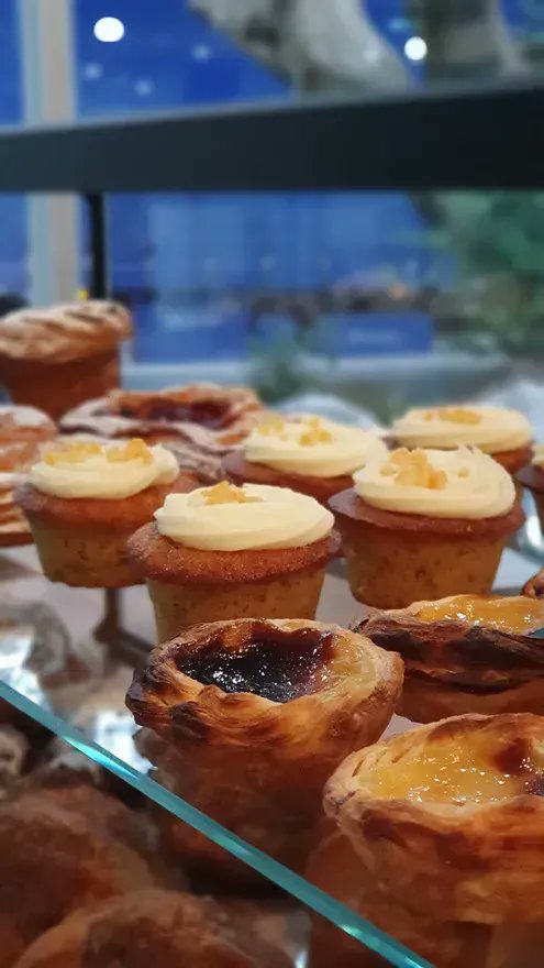 🍮  Safe to say I'm a little bias, when it comes to Pastéis de Nata (Portuguese Custard Tarts).

☕️  Try one of these sweet 𝐒𝐈𝐑𝐑𝐈𝐔𝐒 𝐁𝐋𝐀𝐂𝐊 𝐂𝐀𝐅𝐄 pastries, next visit to South Sydney! 

Leased by Tereza Banden, Stanton Hillier Parker. 
sirriusblackcafe.com/gallery?pgid=l…