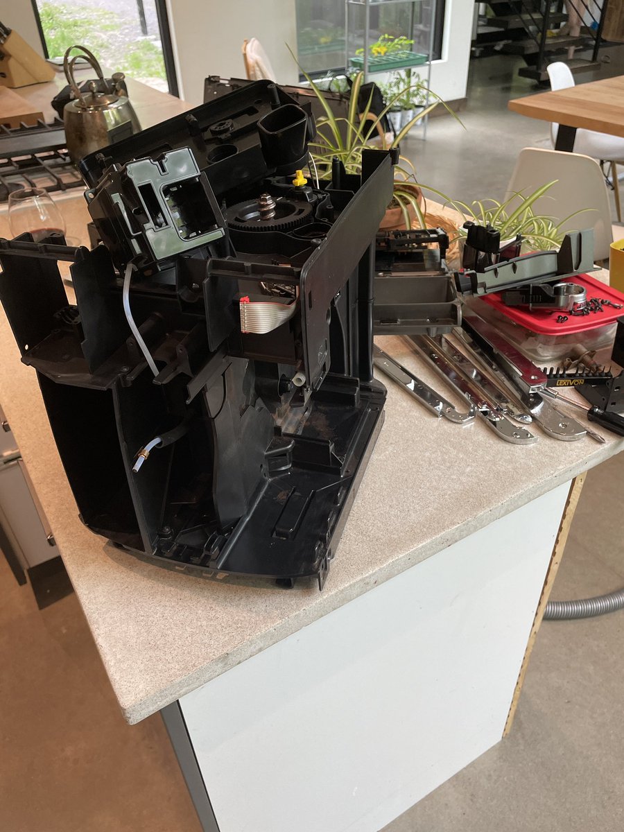 Alexf0rty's tweet photo. One way or another, I’m getting coffee back 🧑‍🔧😡🤯… I just don’t know of it will bw from this machine 🤣🤣 #diy #fixed or #not?? #coffee #saeco #officeproblems https://t.co/faUNSQOzly