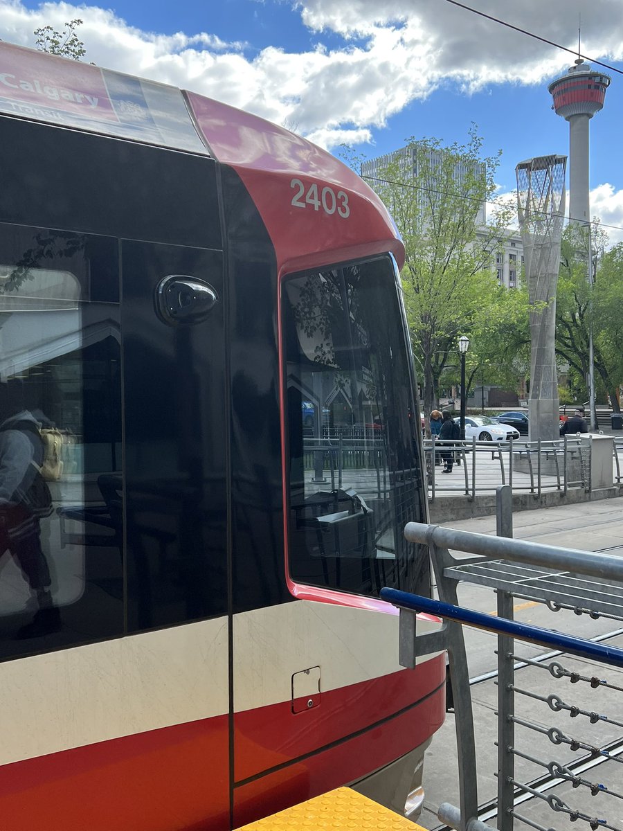 stephaniefargas's tweet photo. @calgarytransit it would be worthwhile for the LRT drivers to open the doors for passengers instead of keeping their doors locked. Driver wouldn’t open the doors as he saw passengers running to make the train instead kept doors locked through 2 light changes. Lack of courtesy https://t.co/AnXnIan6Cx