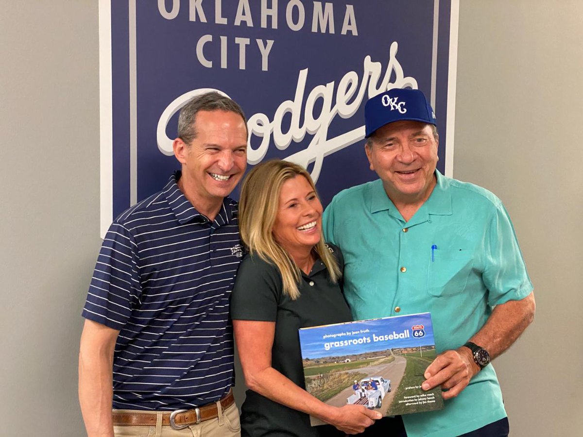 GrassrootsBB's tweet image. We are extremely grateful to HOfer @JohnnyBench_5 for joining us for Grassroots Baseball day at the Oklahoma City Dodgers, who kindly hosted us. The day included a ceremonial first catch by the 10X GG winner &amp;amp; Binger OK native &amp;amp; Grassroots Baseball: Route 66 book signing for fans