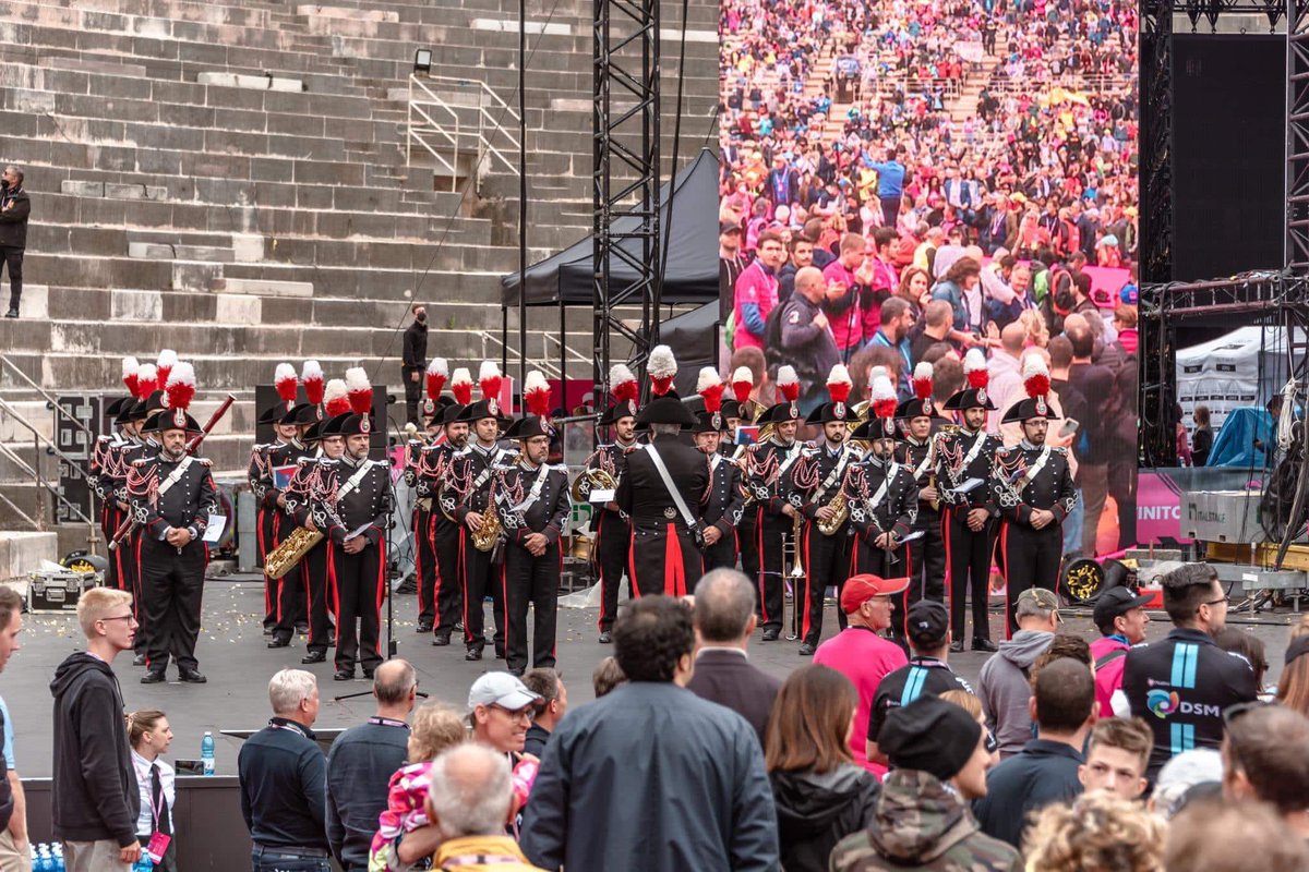 AlamariMusicali's tweet photo. #Verona #29maggio 2022 #GiroDItalia #JaiHindley #MatteoSobrero #VincenzoNibali #Fanfara #Carabinieri #Italia #Australia https://t.co/YWK7ECnnwc