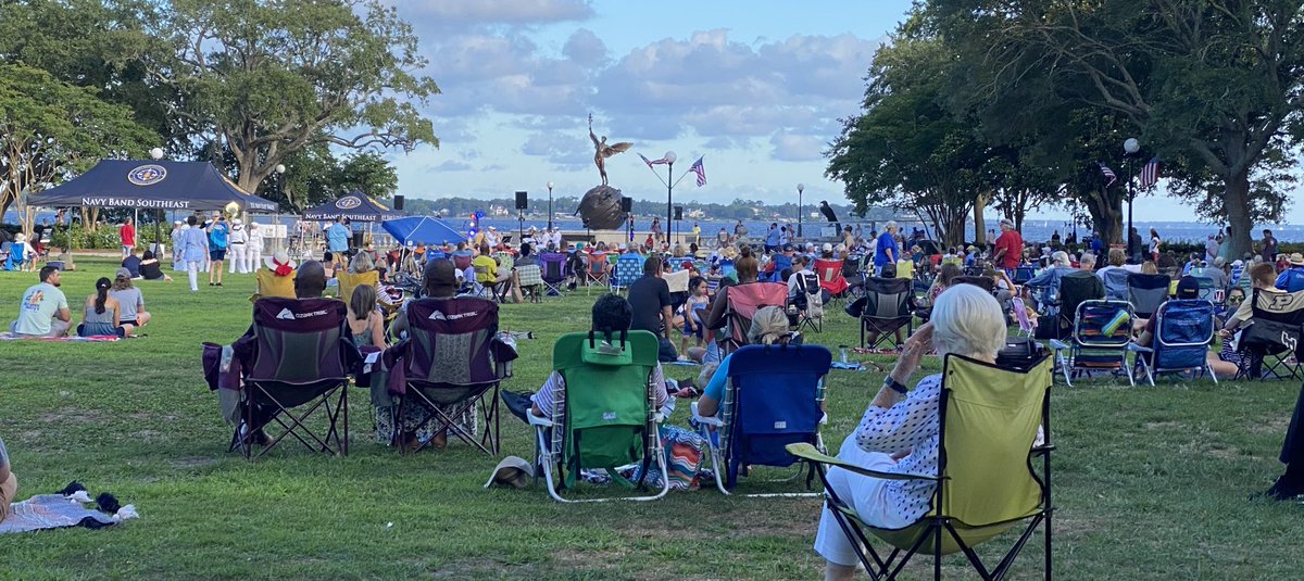 laynemsmith's tweet photo. Thank you ⁦@NavyBandSE⁩ for a great #MemorialDay concert at Jacksonville’s Memorial Park. https://t.co/hCevwpEymw