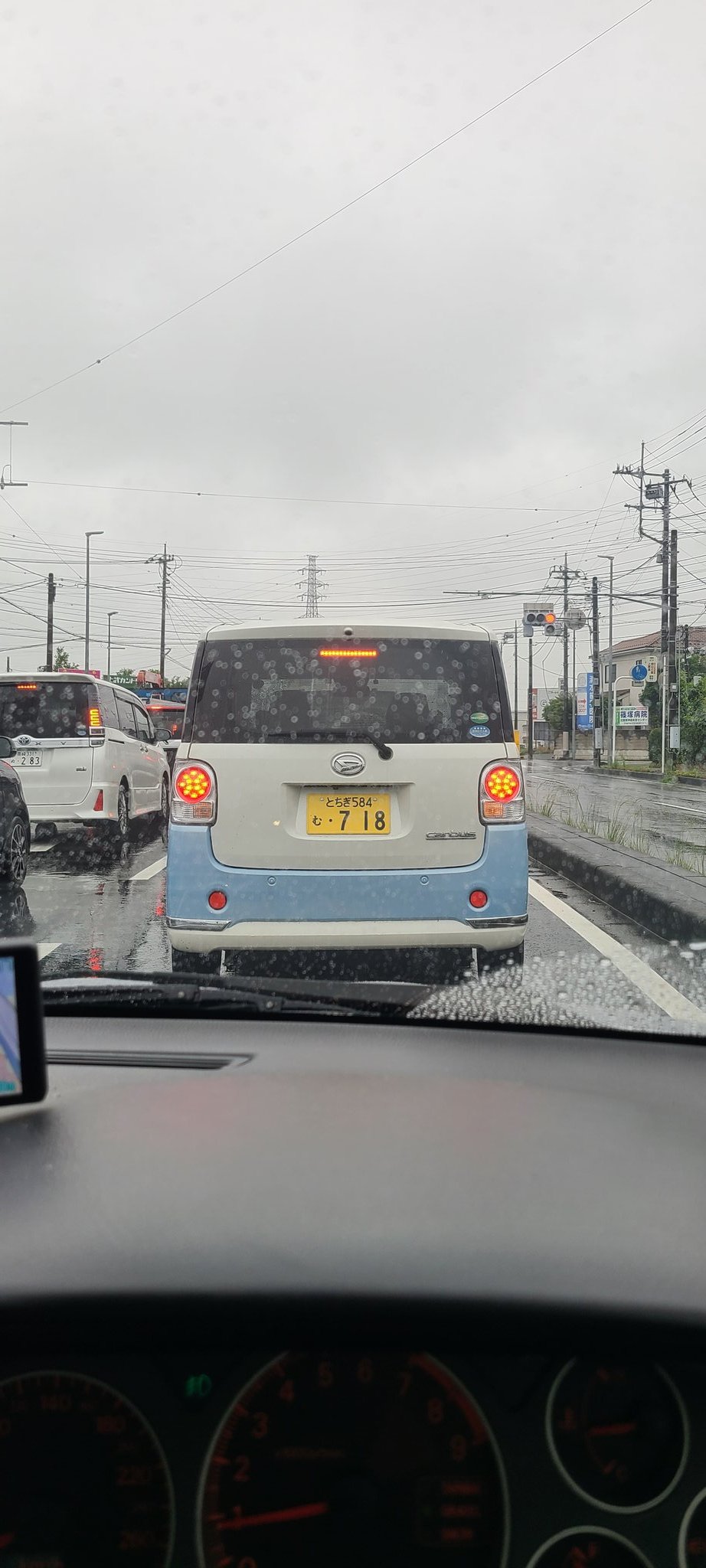 キンジ 藤岡ジャンクションでこの車に殺されかけました 高速を降りたあとも周りを見て運転していないようで急な割り込み やあおり運転 ウィンカーを出している車がいても急加速して邪魔をしてきます 変な車がいるので皆さんご安全に T Co