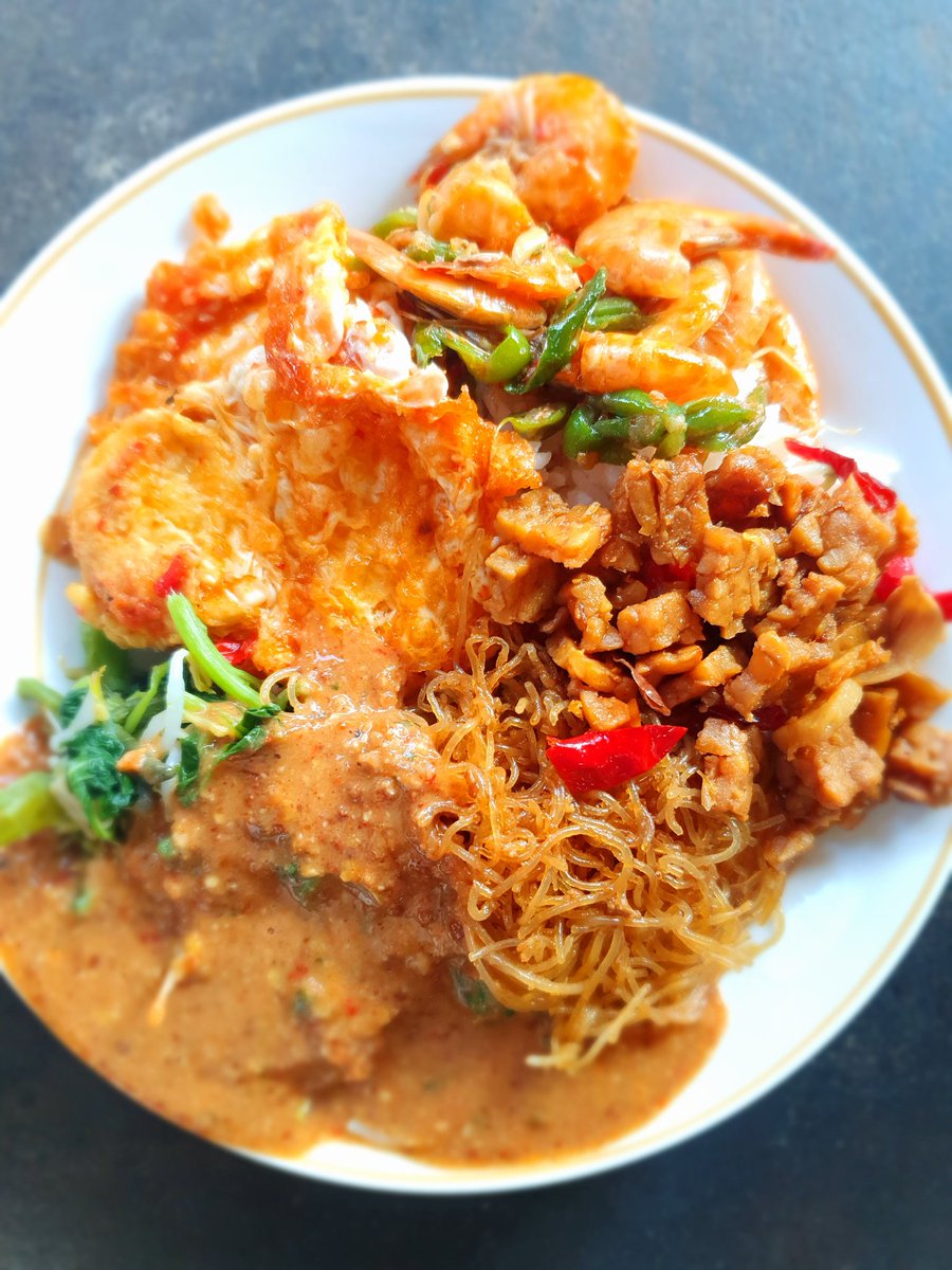 Pecel sayur, telor ceplok, orek tempe, tumis buncis udang, soun goreng, ES TEH TAWAR.