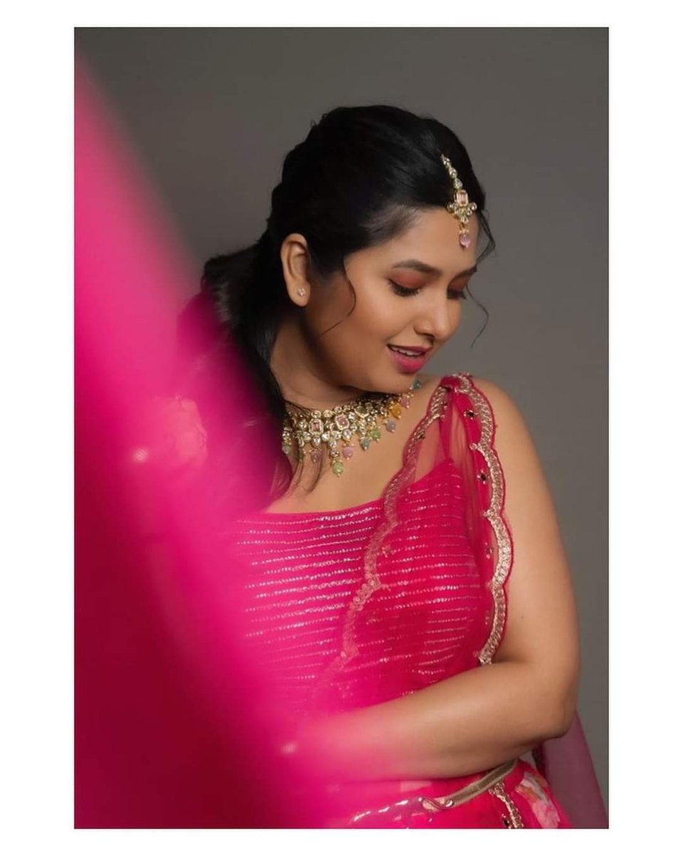 SurbhiAgrwal1's tweet photo. चाँद को रेशमी बादल से उलझता देखूं
#s_💞
वो हवा हैं, कभी आँचल, कभी चेहरा देखूँ https://t.co/1LoNe72y8A