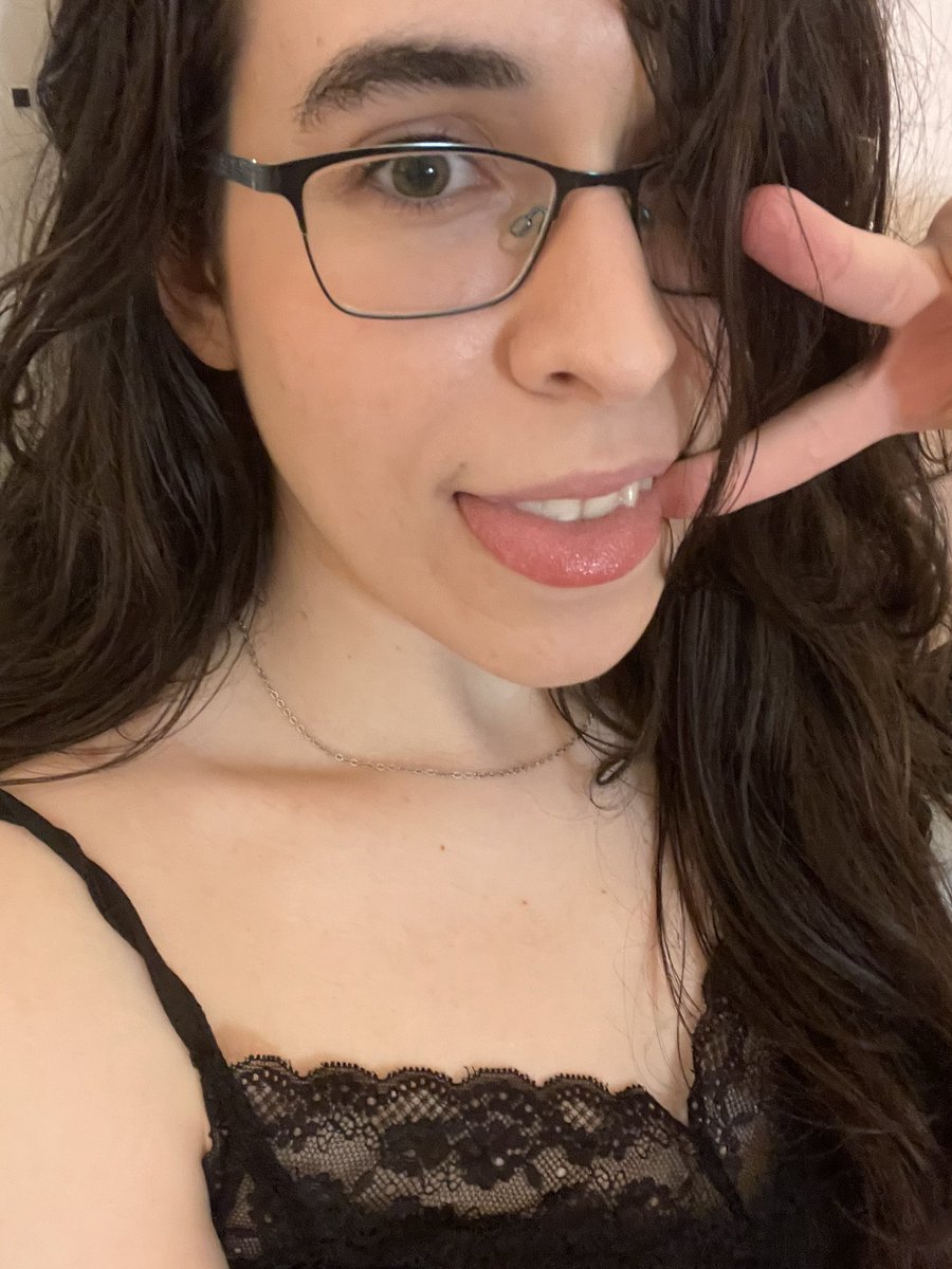 HollyH0les's tweet photo. Heyyyyheyyy! Live on Chaturbate right now! https://t.co/POYozWJo9L 💕💕💕 https://t.co/2HtC0T3siL