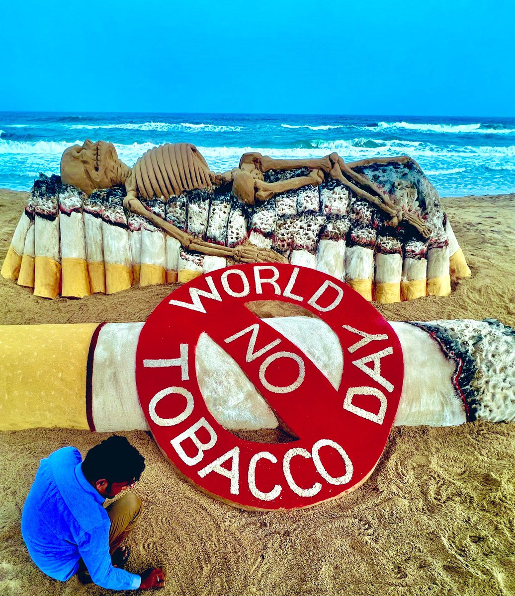 umashankarsingh's tweet photo. पूरी कलाकृति 

#WorldNoTobaccoDay2022 #SandArt @sudarsansand https://t.co/zxFMmuei6k