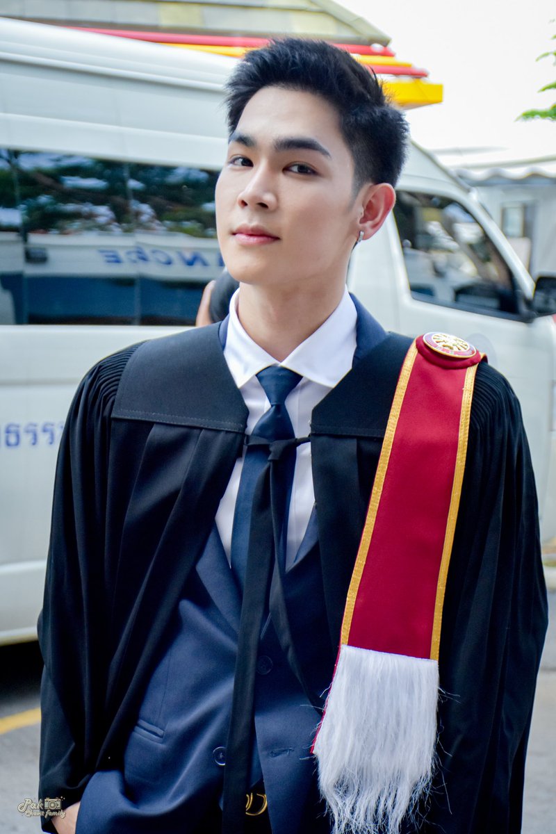 PakVarayuFc's tweet photo. มาประมวลรูปวันรับปริญญาคนเก่งของเรากันจ้า

//ขออภัยที่ล่าช้า วันนั้นหมดแรงคือไม่เกินจริง 😬🙏🏻

#TPakjai https://t.co/i2SSOne21X