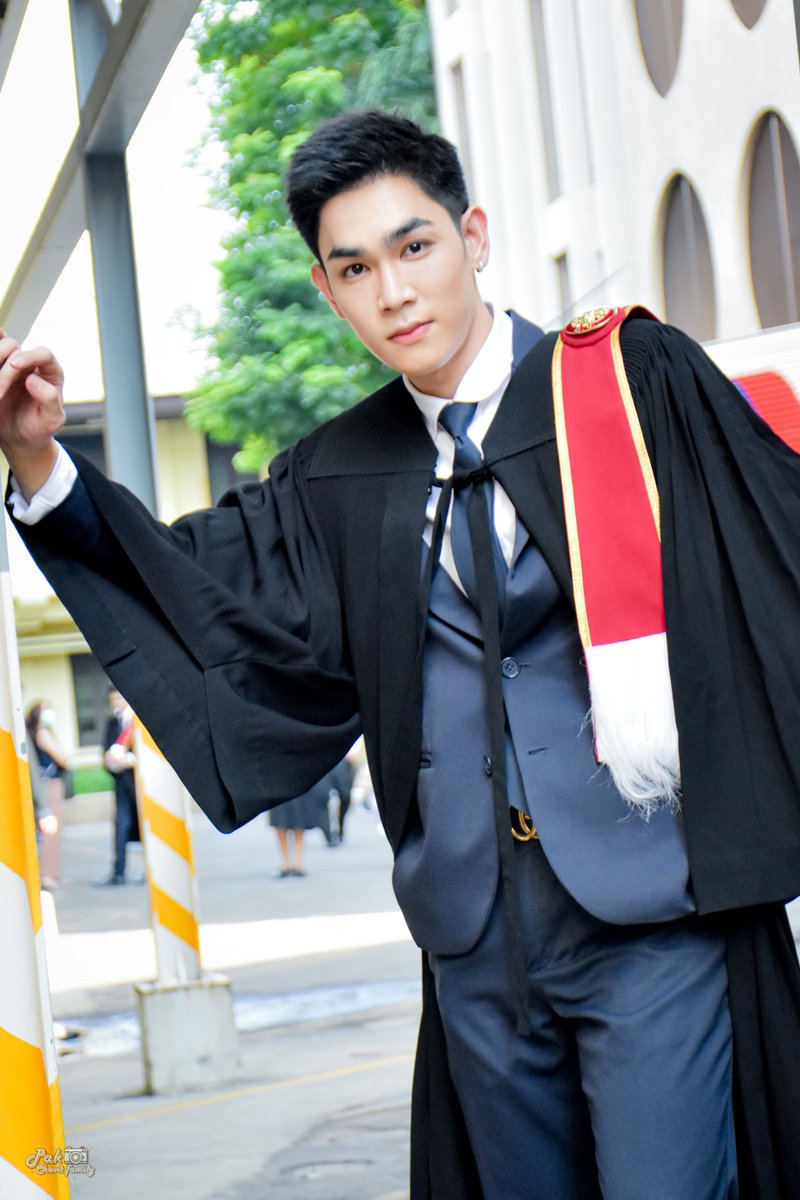 PakVarayuFc's tweet photo. มาประมวลรูปวันรับปริญญาคนเก่งของเรากันจ้า

//ขออภัยที่ล่าช้า วันนั้นหมดแรงคือไม่เกินจริง 😬🙏🏻

#TPakjai https://t.co/i2SSOne21X
