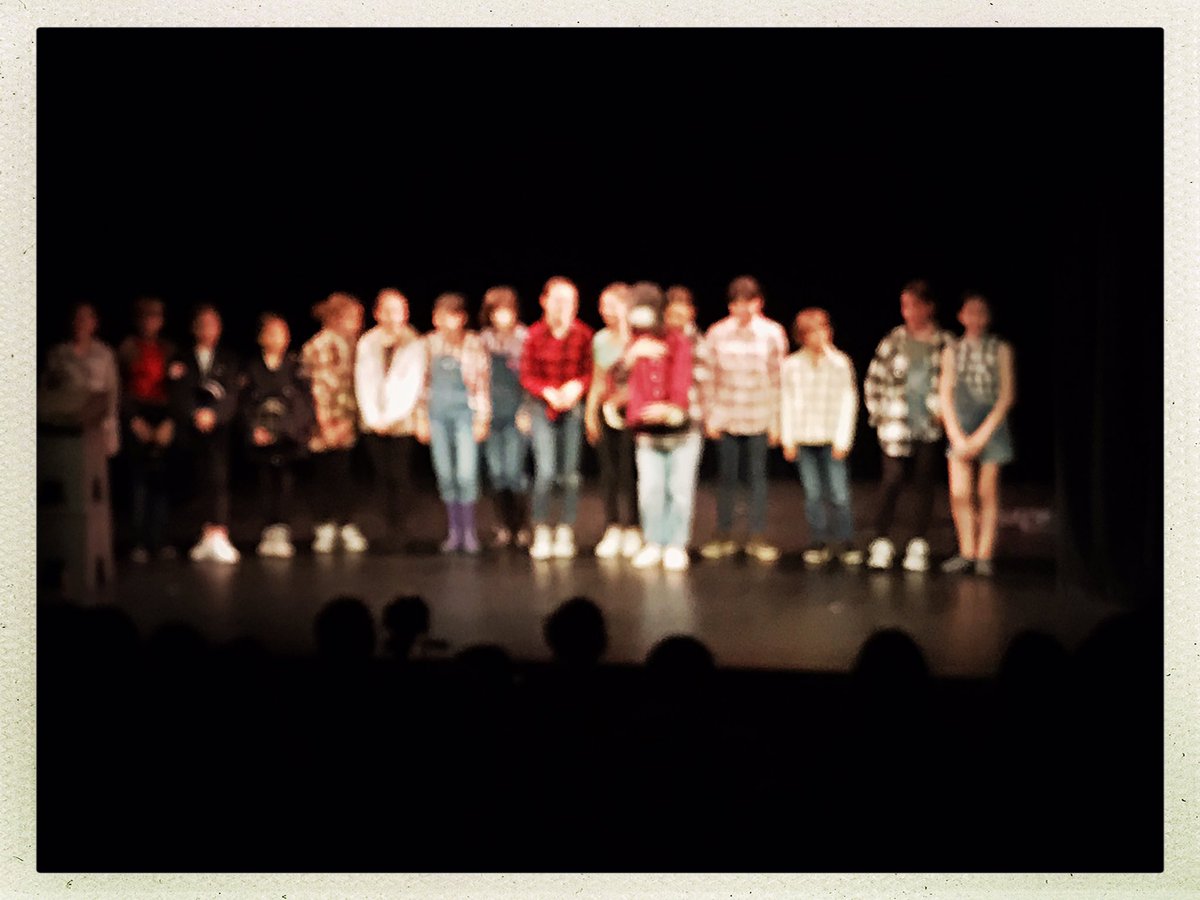 CGalinet's tweet photo. Bravo aux élèves de l’atelier théâtre et à leurs 3 encadrantes pour cette superbe réinvention du Petit Poucet ! Collectif, engagé et dynamique! 👏🏻👏🏻👏🏻 #galinetblain #lagobinière #rencontrestheatrales2022 #leGrandT https://t.co/hTLYVHSN1c