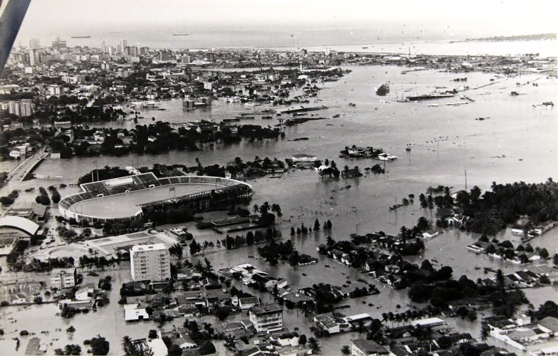 historia_pensar's tweet photo. Vista aérea de Recife durante a enchente de 17/07/1975. Considerada a pior inundação da história da cidade, a enchente alagou 80% da capital pernambucana, deixando dezenas de bairros debaixo d'água. Mais de 350 mil moradores foram desalojados e 104 pessoas morreram.

1/24 https://t.co/knX1nGrsR6
