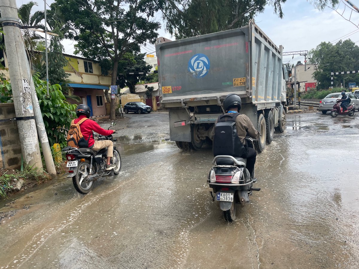 gamerrajan's tweet image. It is another day of repeated sad story in Carmelaram. We requested to fix the drain. Officials also claimed tomorrow we will finish work. It&apos;s been 5 days after that. @MTF_Mobility @carmelaramunite @bbmpcommr @BBMPCOMM @PCMohanMP @ArvindLBJP