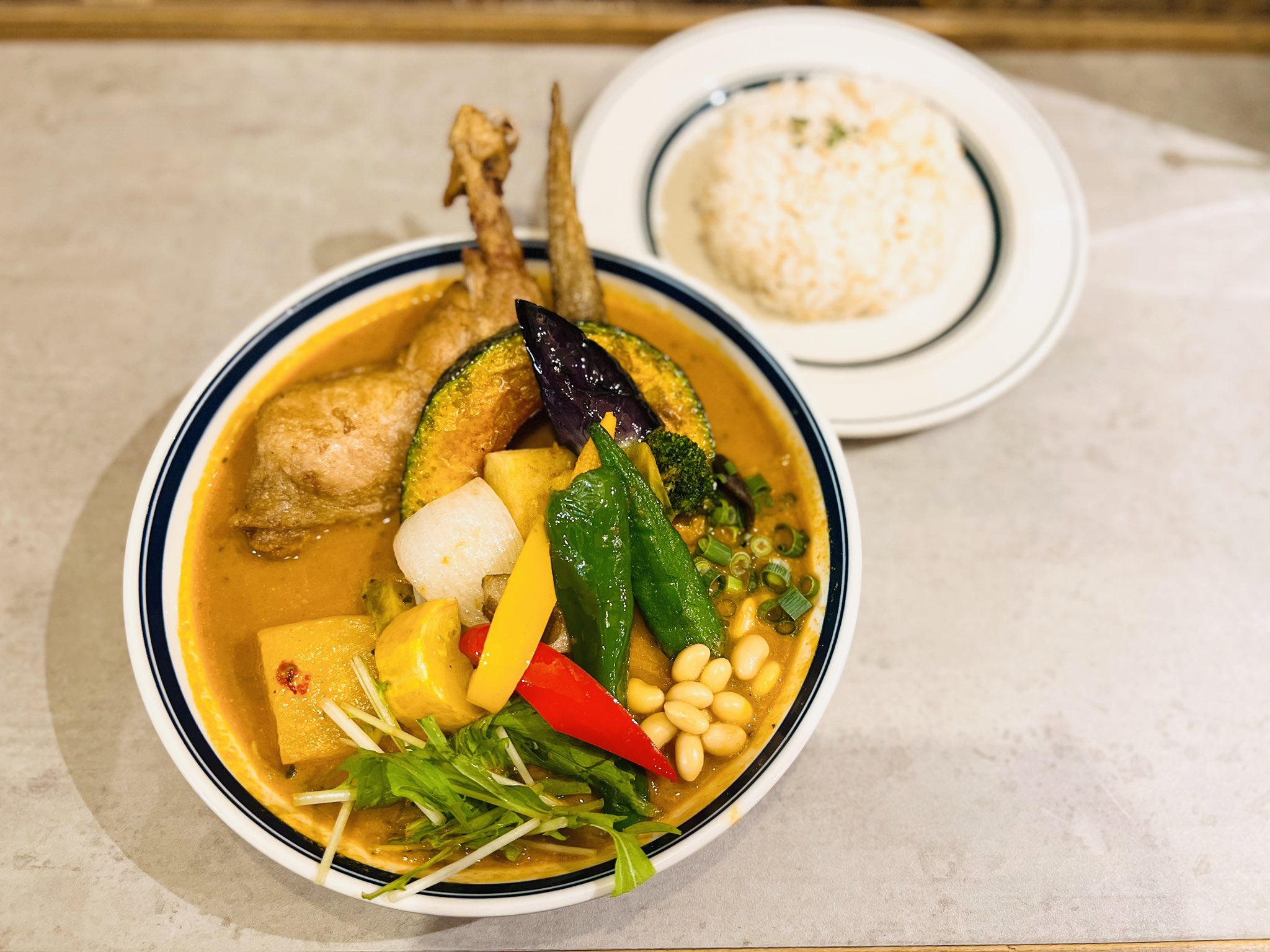 تويتر キチナビ 吉祥寺のランチカフェ 地域ブログサイト على تويتر 吉祥寺のrojiura Curry Samurai サムライさんにランチを食べに行ってきました 人気no 1の チキンと一日分の野菜品目 は野菜がたっぷり チキンはほろほろジューシーでとっても美味しかっ