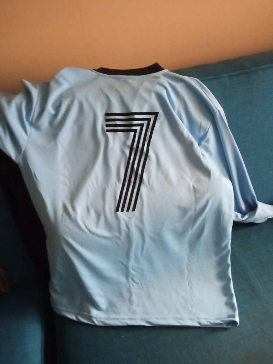 flutex_'s tweet photo. @FANATIKSHOP Ahí hay 3 más. Ni les explico el frío en el estadio. Les enviaré más pronto. https://t.co/eel043f7Ka