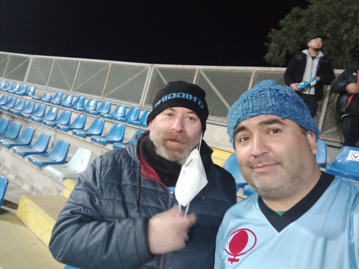 flutex_'s tweet photo. @FANATIKSHOP Ahí hay 3 más. Ni les explico el frío en el estadio. Les enviaré más pronto. https://t.co/eel043f7Ka
