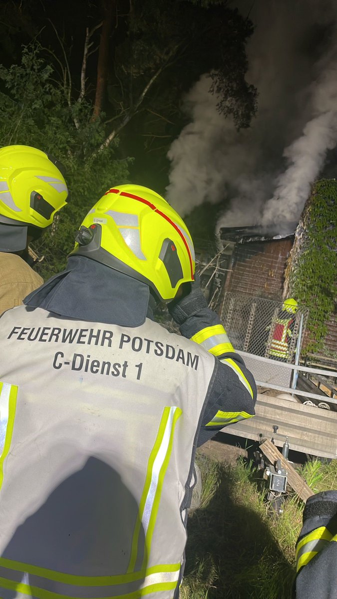 FwPotsdam's tweet photo. 🚨Wir waren heute Nacht zu einem Gebäudebrand in der Turmstraße.
Der Brand war zusammen mit der #FFDrewitz schnell Unterkontrolle. Eine Person wurde leicht verletzt. Die Nachlöscharbeiten zogen sich noch bis in die frühen Morgenstunden.
#FürPotsdamImEinsatz
#Feuerwehr
^sg https://t.co/s5LWreyyfJ