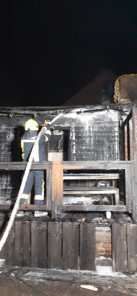 FwPotsdam's tweet photo. 🚨Wir waren heute Nacht zu einem Gebäudebrand in der Turmstraße.
Der Brand war zusammen mit der #FFDrewitz schnell Unterkontrolle. Eine Person wurde leicht verletzt. Die Nachlöscharbeiten zogen sich noch bis in die frühen Morgenstunden.
#FürPotsdamImEinsatz
#Feuerwehr
^sg https://t.co/s5LWreyyfJ