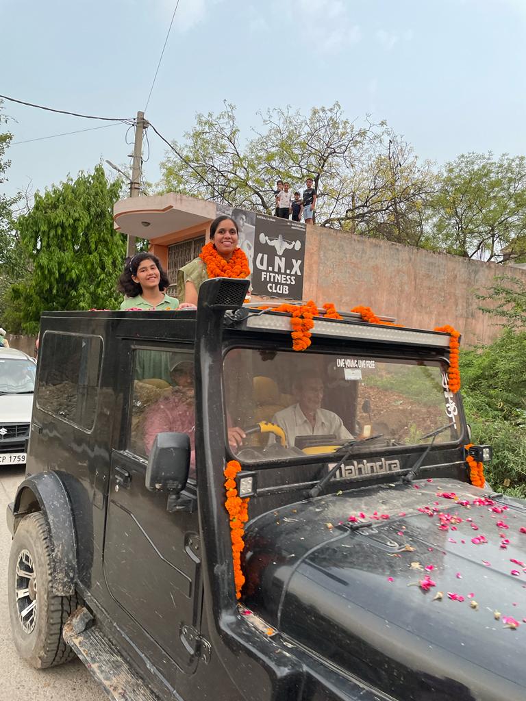 the_fitlosopher's tweet photo. She can't see the world, but now the world sees her. Always wondered what kind of happiness makes people cry. It's THIS..the happiest feeling of my life. Fighting all that life threw her way. 
MY SISTER, IAS AYUSHI. UPSC AIR-48🙏🔥
#UPSC #upscresult @narendramodi @ArvindKejriwal https://t.co/4QnZLlH07k