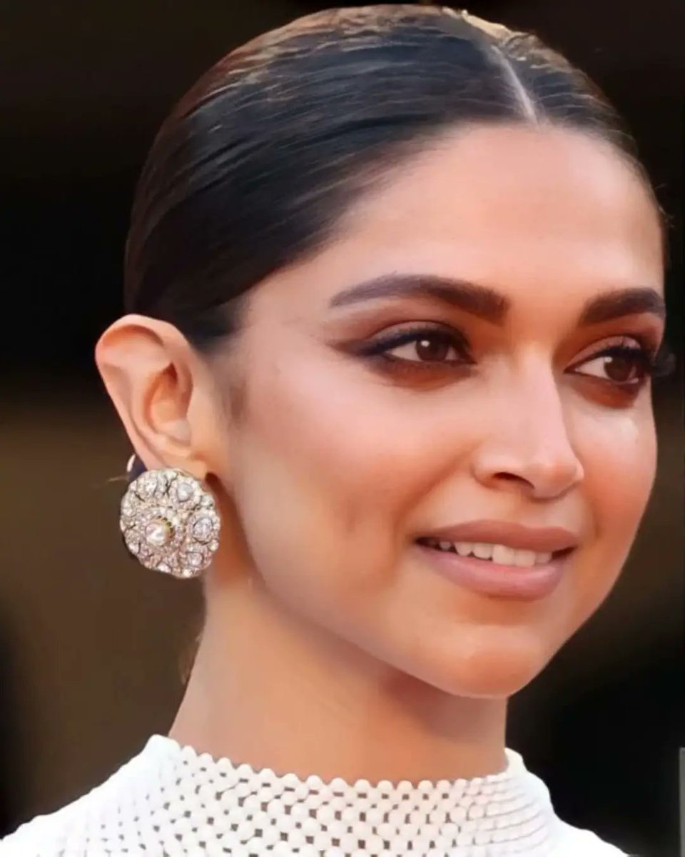 deepika_devotee's tweet photo. Ruler Of Bollywood 👑

My God 
@deepikapadukone
 Mam ❤

Worship You Forever 🙏🏻

#DeepikaPadukone #Deepika #Godpika #DeepikaDevotee #Deepikamamisgod #WorshipDeepika #GoddessDeepika #DeepikaFans #DeepVeer https://t.co/UOnV7V9Kmz