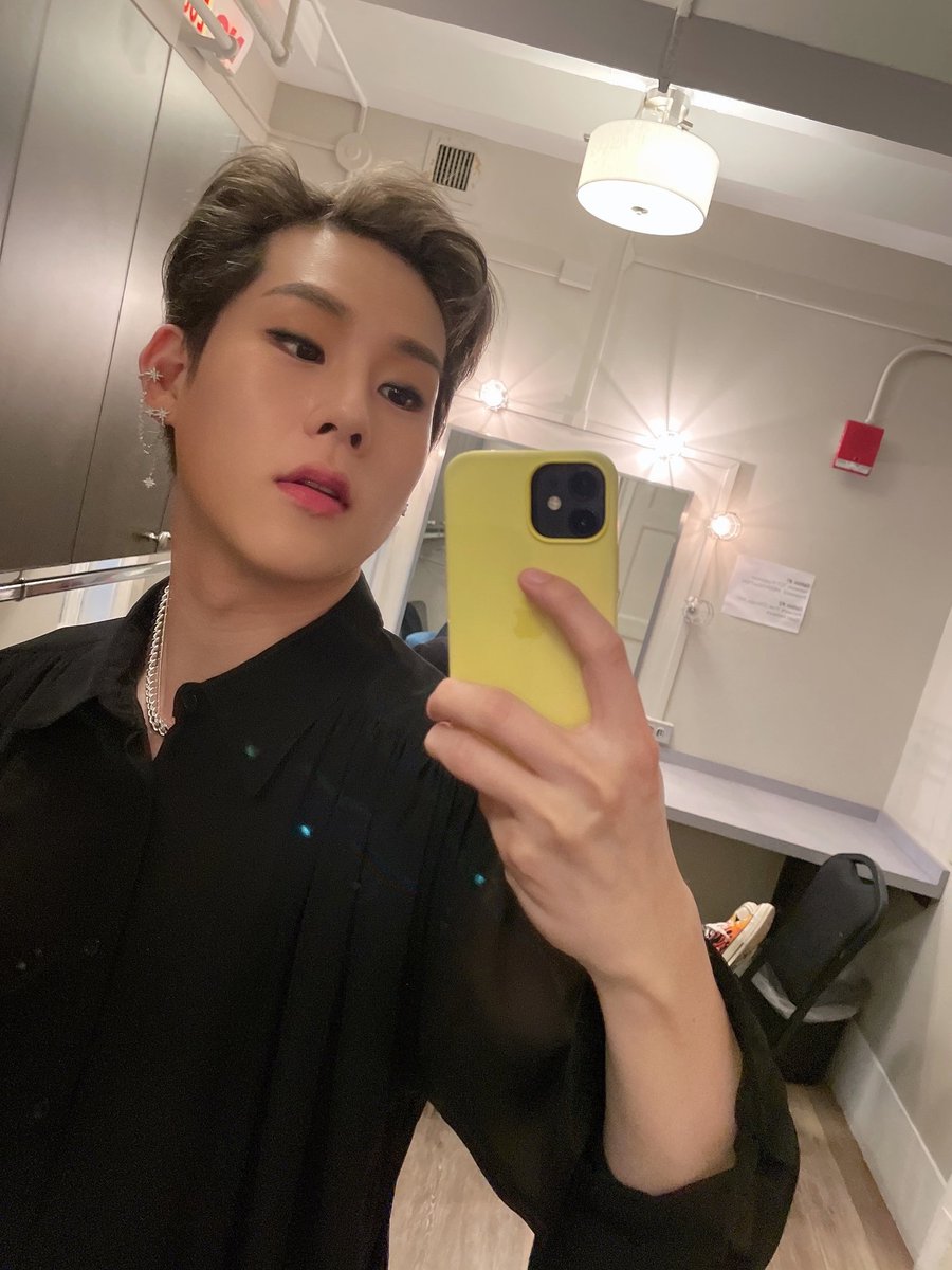 It's been a long time since I have come out and had a lighthearted conversation with you guys. Would you mind telling me what has recently struck your eye and attaching your favorite mirror selca? Oh, and I have also added one of my latest mirror selca, how does it look?