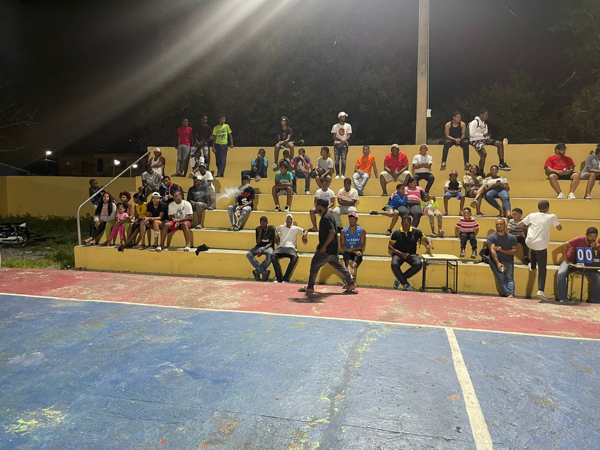 WanderOrtizS's tweet photo. A casa llena estamos llevando alegría al sector San Francisco
#BaloncestoBarrial
#TorneoInterno #Piñeros🍍🙏🏀✍️
@Merlina_Pam @SnyderZorrilla @CholitinDuluc https://t.co/YOHBWYyaCC