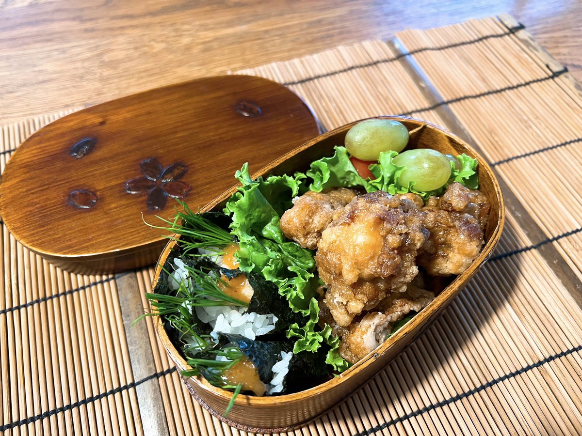 oddoobowl's tweet photo. おはようございます😊
今日のお弁当〜
今日は曇→雨です。
どんよりしてしまいますが月末なのでスイッチを入れて💡

#お弁当　#芽ねぎ　＃手巻き　#唐揚げ https://t.co/lq0JSYEQ0w