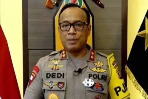 Difaa_SM's tweet photo. Dedi Prasetyo merupakan lulusan Akpol 1990. Dia menjabat sebagai Pama Polda Jatim tahun 1991. Setelah itu, kariernya terus menanjak. Beberapa jabatan yang pernah diamanatkan kepadanya yakni Kabagmutjab Robinkar SSDM Polri dari tahun 2016 hingga 2017.
@DivHumas_Polri @linipolisi https://t.co/BGNUUOlxNL