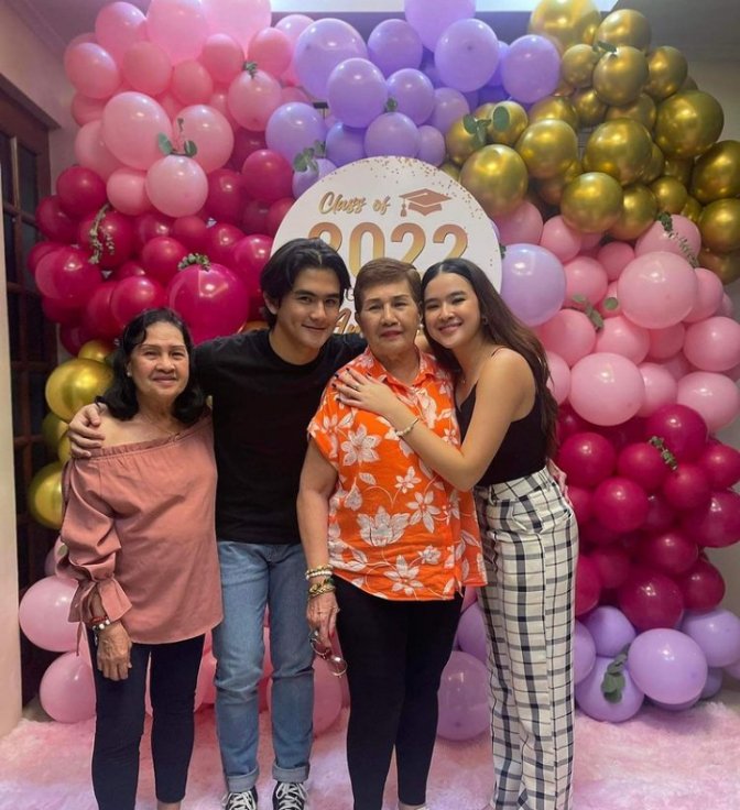itsdarkerloser's tweet photo. So sweet naman best boy Ashton❤😍 @_ashtonnp https://t.co/e1I3hqXUpB